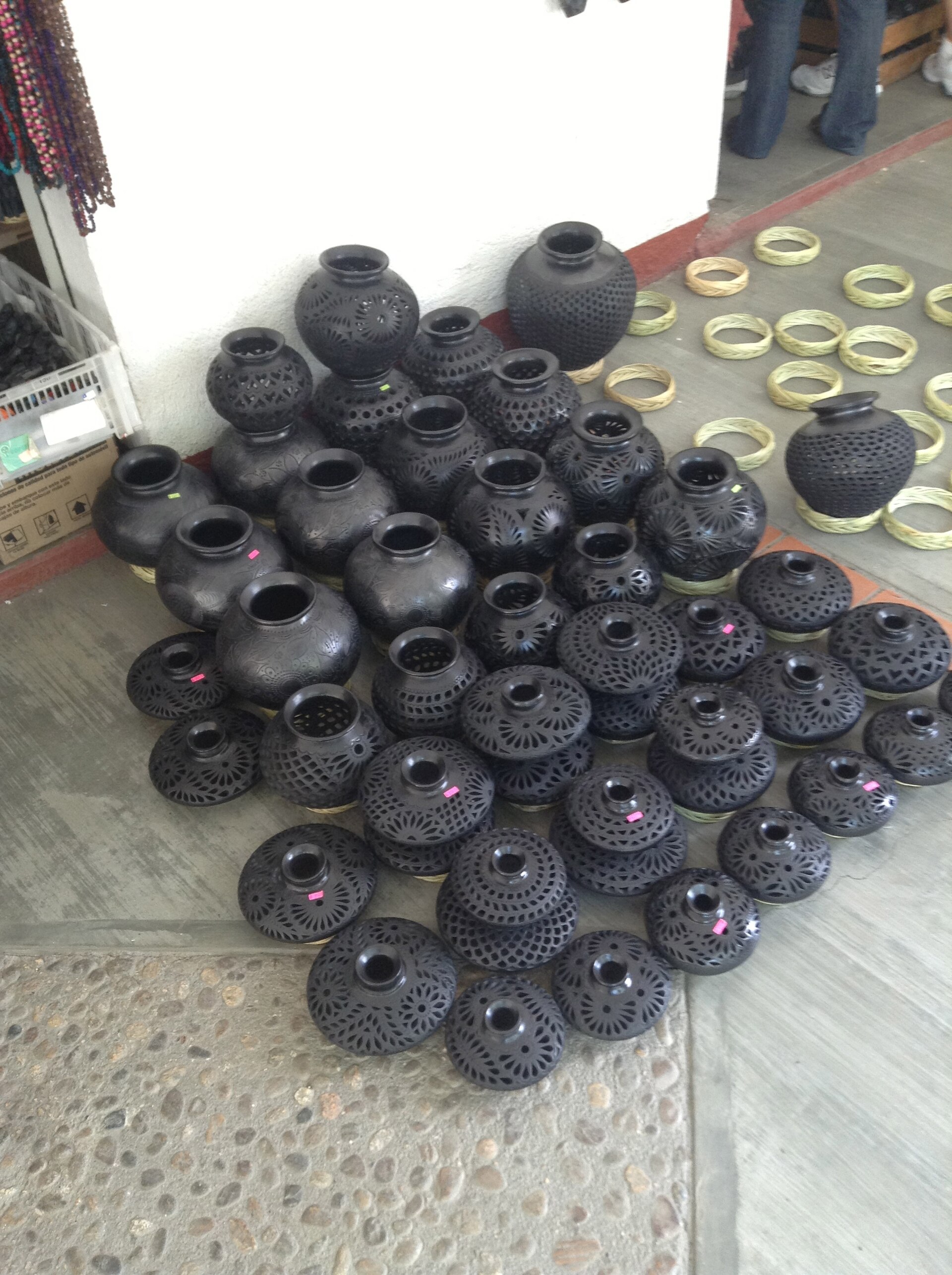 Ollas de barro negro acomodadas para la venta